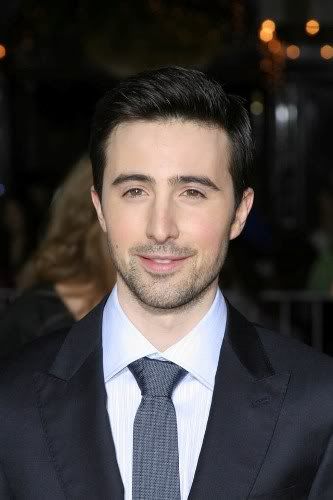 http://i785.photobucket.com/albums/yy131/frenchjulia/JoshZuckerman.jpg